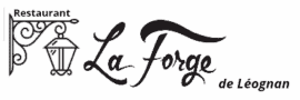 Logo du Restaurant La Forge de Léognan, avec une enseigne en fer forgé supportant une lampe ancienne et le nom du restaurant.