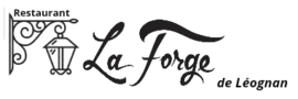 Logo du Restaurant La Forge de Léognan, montrant une lanterne stylisée en fer forgé suspendue et le nom en écriture script.